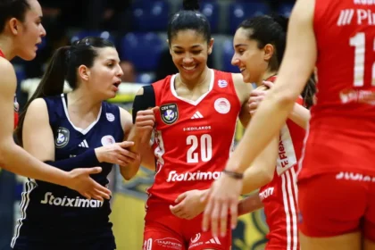 Οι παίκτριες του Ολυμπιακού πανηγυρίζουν έναν πόντο από μπλοκ στο ντέρμπι με την ΑΕΚ