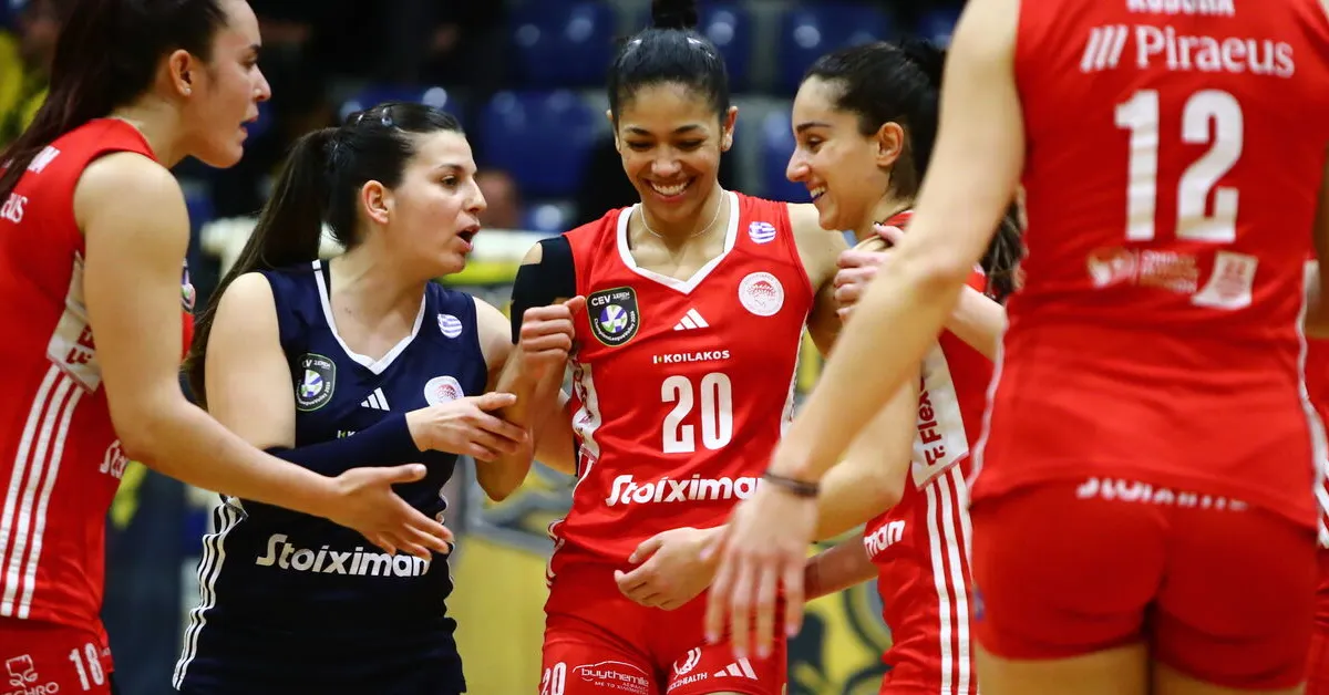 Οι παίκτριες του Ολυμπιακού πανηγυρίζουν έναν πόντο από μπλοκ στο ντέρμπι με την ΑΕΚ