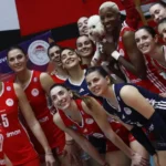 Οι παίκτριες του Ολυμπιακού πανηγυρίζουν την πρόκριση στο Final Four του Κυπέλλου Ελλάδας.