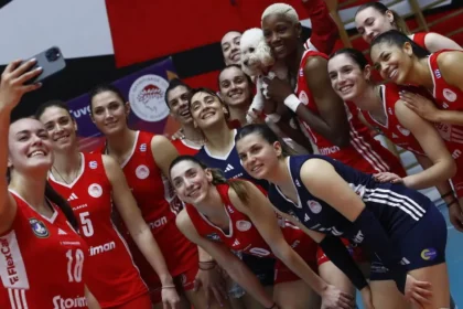 Οι παίκτριες του Ολυμπιακού πανηγυρίζουν την πρόκριση στο Final Four του Κυπέλλου Ελλάδας.