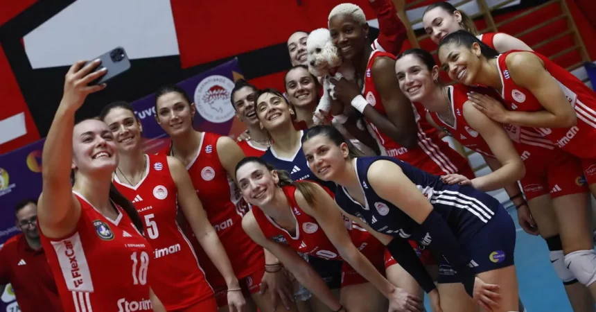 Οι παίκτριες του Ολυμπιακού πανηγυρίζουν την πρόκριση στο Final Four του Κυπέλλου Ελλάδας.