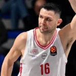 olympiakos anatropi me papanikolaoy poy menei ektos me erythro astera