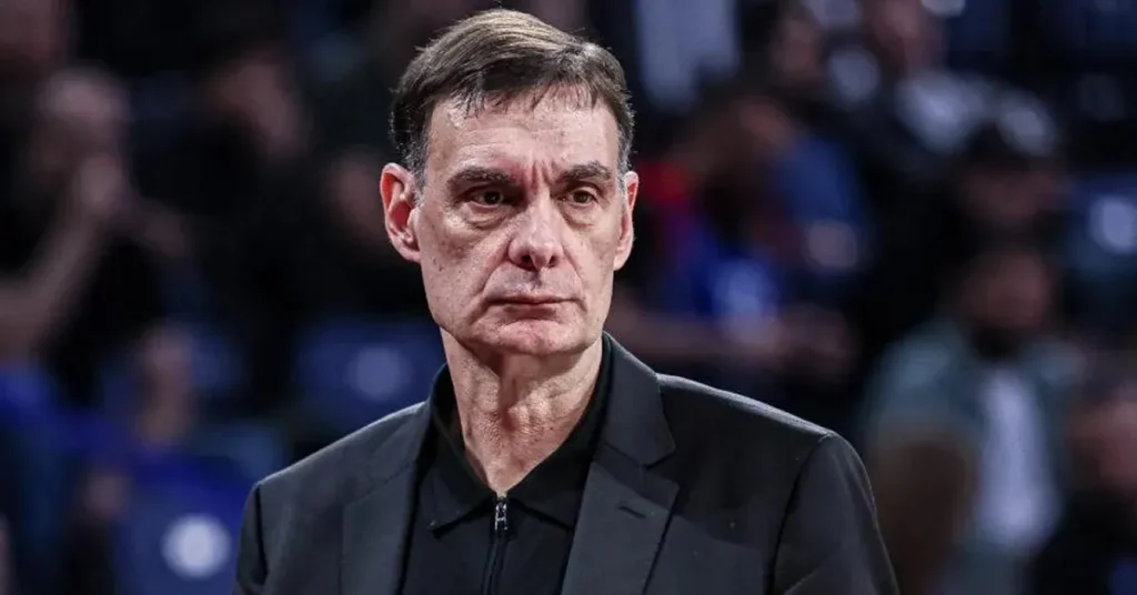 Ο Γιώργος Μπαρτζώκας δίνει οδηγίες στους παίκτες του Ολυμπιακού κατά τη διάρκεια αγώνα της Ευρωλίγκας