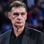 Ο Γιώργος Μπαρτζώκας δίνει οδηγίες στους παίκτες του Ολυμπιακού κατά τη διάρκεια αγώνα της Ευρωλίγκας