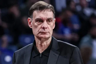 Ο Γιώργος Μπαρτζώκας δίνει οδηγίες στους παίκτες του Ολυμπιακού κατά τη διάρκεια αγώνα της Ευρωλίγκας