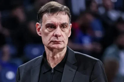 Ο Γιώργος Μπαρτζώκας δίνει οδηγίες στους παίκτες του Ολυμπιακού κατά τη διάρκεια αγώνα της Ευρωλίγκας