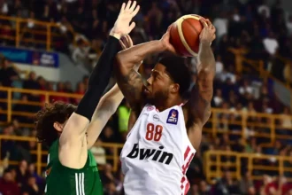 Ο Ταιρίκ Τζόουνς του Ολυμπιακού σε επιθετική προσπάθεια απέναντι στην άμυνα του Παναθηναϊκού στον τελικό Κυπέλλου