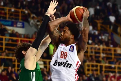 Ο Ταιρίκ Τζόουνς του Ολυμπιακού σε επιθετική προσπάθεια απέναντι στην άμυνα του Παναθηναϊκού στον τελικό Κυπέλλου