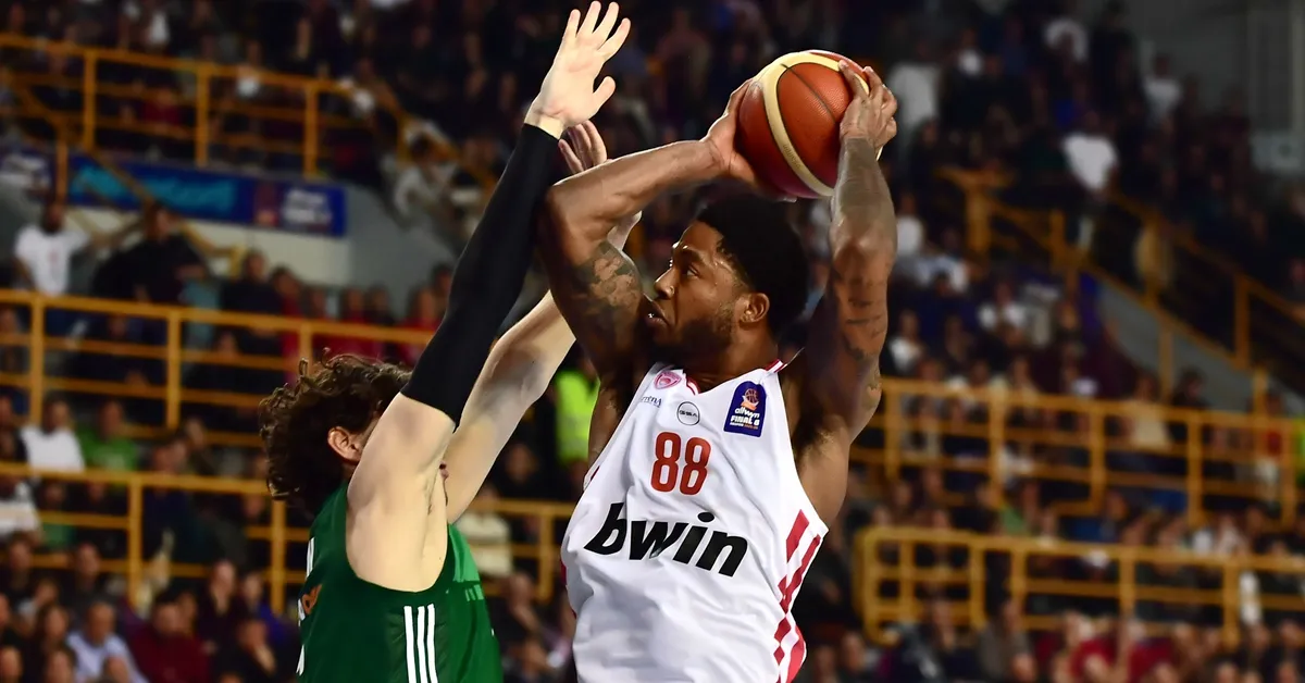 Ο Ταιρίκ Τζόουνς του Ολυμπιακού σε επιθετική προσπάθεια απέναντι στην άμυνα του Παναθηναϊκού στον τελικό Κυπέλλου