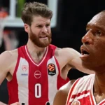 Ο Ντέιβιντ Ρίβερς σε δράση με τον Ολυμπιακό το 1997 και ο Τόμας Γουόκαπ να οργανώνει το παιχνίδι
