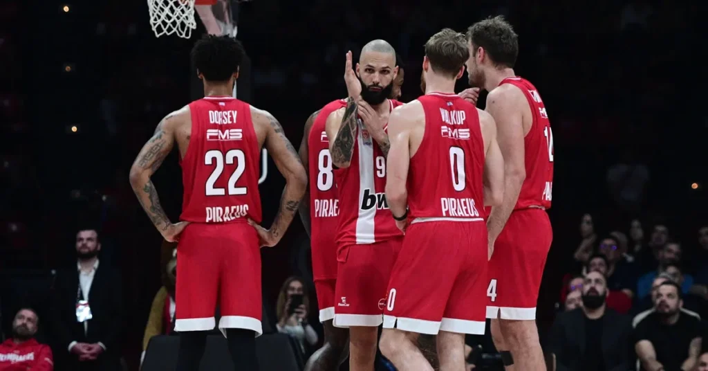 Οι παίκτες του Ολυμπιακού πανηγυρίζουν καλάθι επι του Ερυθρού Αστέρα