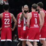 Οι παίκτες του Ολυμπιακού πανηγυρίζουν καλάθι επι του Ερυθρού Αστέρα