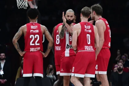 Οι παίκτες του Ολυμπιακού πανηγυρίζουν καλάθι επι του Ερυθρού Αστέρα