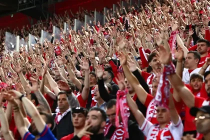 Φίλαθλοι του Ολυμπιακού στις κερκίδες με κασκόλ και σημαίες