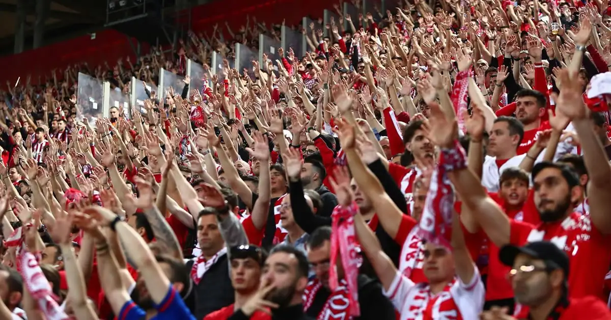 Φίλαθλοι του Ολυμπιακού στις κερκίδες με κασκόλ και σημαίες