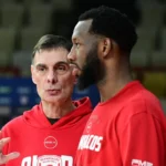 Ο Γιώργος Μπαρτζώκας δίνει οδηγίες στον Χολ