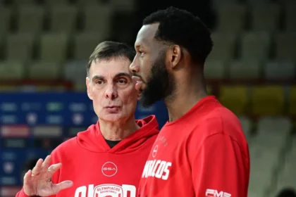 Ο Γιώργος Μπαρτζώκας δίνει οδηγίες στον Χολ