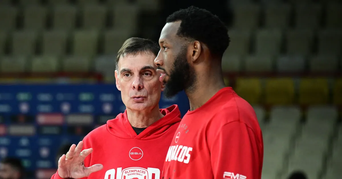 Ο Γιώργος Μπαρτζώκας δίνει οδηγίες στον Χολ