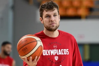 Ο Σάσα Βεζένκοφ στην προπόνηση του Ολυμπιακού