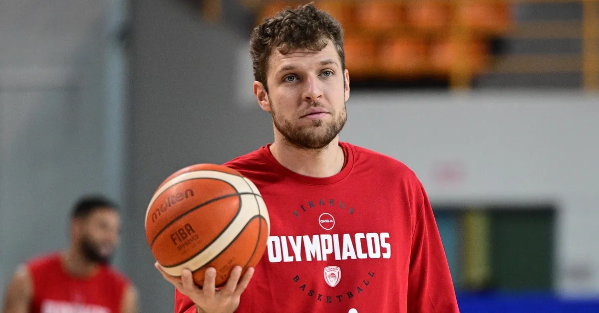 Ο Σάσα Βεζένκοφ στην προπόνηση του Ολυμπιακού