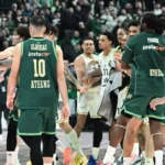 Παίκτες της Φενέρμπαχτσε αποχωρούν τρέχοντας προς τα αποδυτήρια του ΟΑΚΑ εν μέσω έντασης