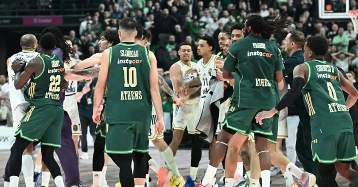 Παίκτες της Φενέρμπαχτσε αποχωρούν τρέχοντας προς τα αποδυτήρια του ΟΑΚΑ εν μέσω έντασης