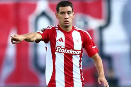 Ο Σαντιάγκο Έσε με τη φανέλα του Ολυμπιακού σε στιγμιότυπο της Super League