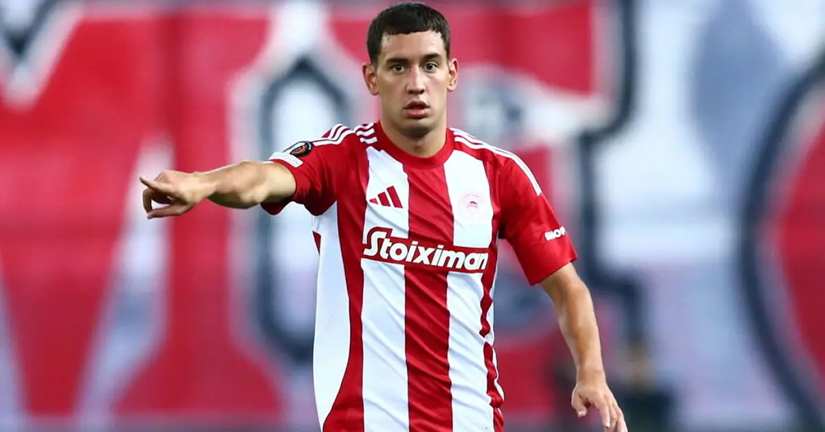 Ο Σαντιάγκο Έσε με τη φανέλα του Ολυμπιακού σε στιγμιότυπο της Super League