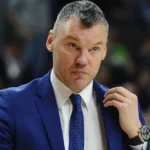 Ο Σαρούνας Γιασικεβίτσιους δίνει οδηγίες στους παίκτες της Φενέρμπαχτσε