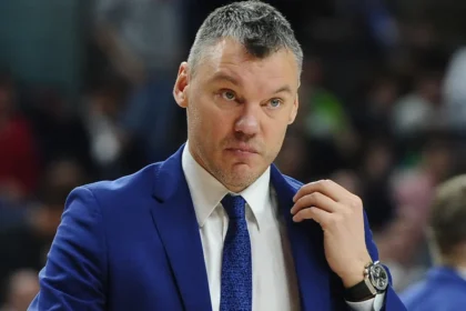 Ο Σαρούνας Γιασικεβίτσιους δίνει οδηγίες στους παίκτες της Φενέρμπαχτσε