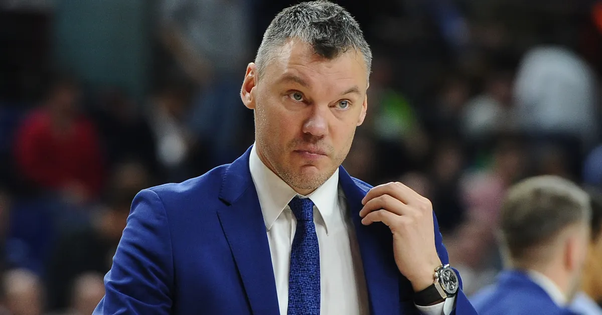 Ο Σαρούνας Γιασικεβίτσιους δίνει οδηγίες στους παίκτες της Φενέρμπαχτσε