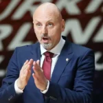 Ο Σάσα Ομπράντοβιτς δίνει οδηγίες στον πάγκο του Ερυθρού Αστέρα