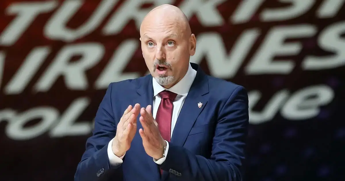 Ο Σάσα Ομπράντοβιτς δίνει οδηγίες στον πάγκο του Ερυθρού Αστέρα