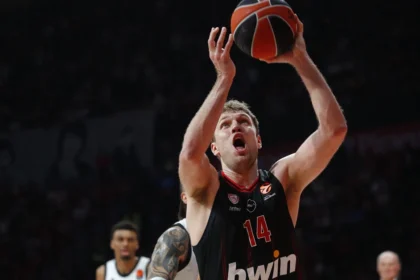 Ο Σάσα Βεζένκοφ στο ΣΕΦ σε εύστοχο σουτ