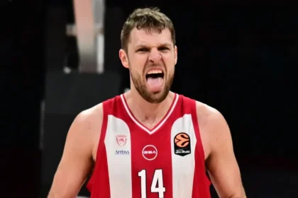 Ο Σάσα Βεζένκοφ πανηγυρίζει σε αγώνα του Ολυμπιακού για την Euroleague