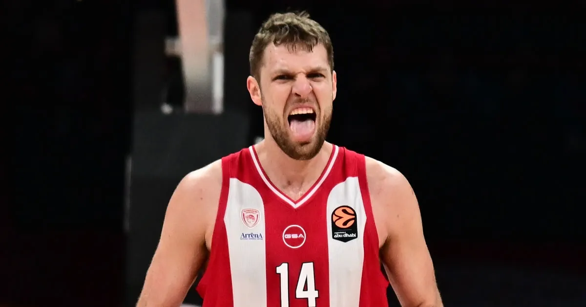 Ο Σάσα Βεζένκοφ πανηγυρίζει σε αγώνα του Ολυμπιακού για την Euroleague