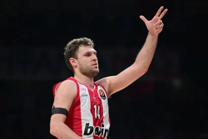 Ο Σάσα Βεζένκοφ πανηγυρίζει το καθοριστικό τρίποντο κόντρα στον Ερυθρό Αστέρα