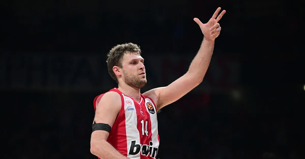 Ο Σάσα Βεζένκοφ πανηγυρίζει το καθοριστικό τρίποντο κόντρα στον Ερυθρό Αστέρα