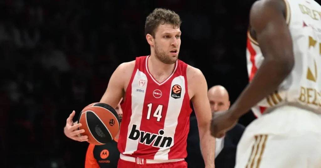 Ο Σάσα Βεζένκοβ στη νίκη του Ολυμπιακού επί του Ερυθρού Αστέρα