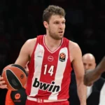 Ο Σάσα Βεζένκοβ στη νίκη του Ολυμπιακού επί του Ερυθρού Αστέρα
