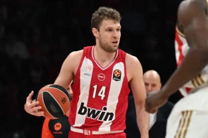 Ο Σάσα Βεζένκοβ στη νίκη του Ολυμπιακού επί του Ερυθρού Αστέρα