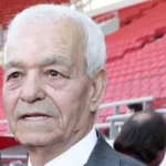 Ο παλαίμαχος ποδοσφαιριστής του Ολυμπιακού, Σωτήρης Γκαβέζος, σε ρετρό ασπρόμαυρη φωτογραφία με την ερυθρόλευκη φανέλα