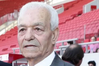 Ο παλαίμαχος ποδοσφαιριστής του Ολυμπιακού, Σωτήρης Γκαβέζος, σε ρετρό ασπρόμαυρη φωτογραφία με την ερυθρόλευκη φανέλα