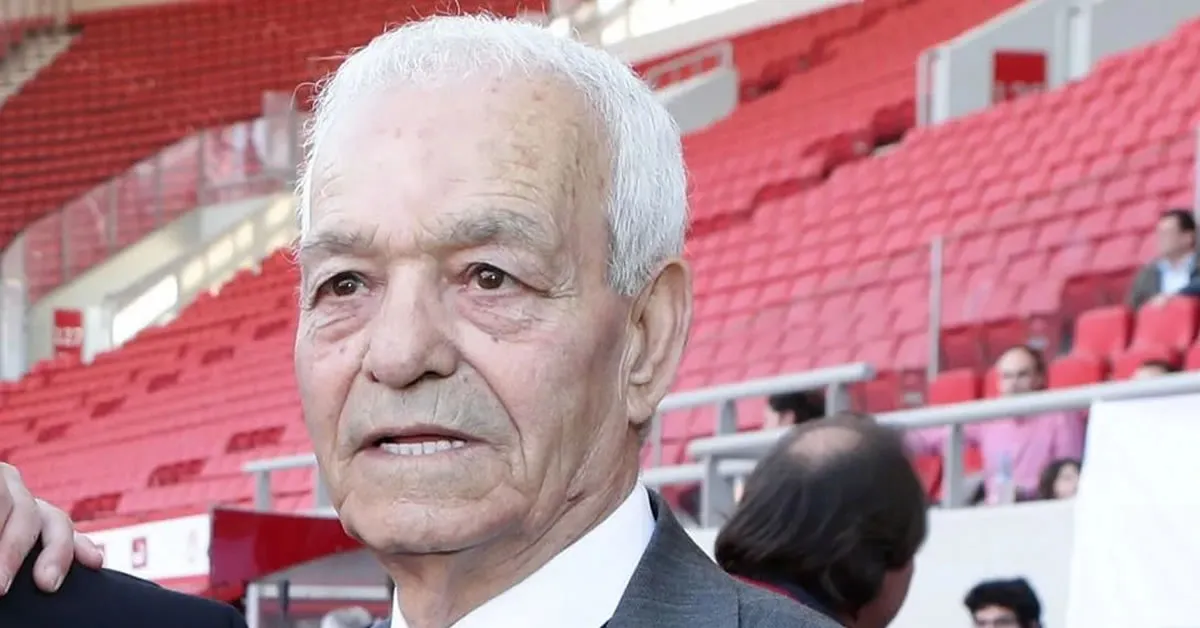 Ο παλαίμαχος ποδοσφαιριστής του Ολυμπιακού, Σωτήρης Γκαβέζος, σε ρετρό ασπρόμαυρη φωτογραφία με την ερυθρόλευκη φανέλα