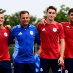 Ο Σωτήρης Συλαϊδόπουλος πανηγυρίζει τρόπαιο με τους νέους του Ολυμπιακού