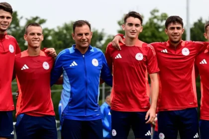 Ο Σωτήρης Συλαϊδόπουλος πανηγυρίζει τρόπαιο με τους νέους του Ολυμπιακού