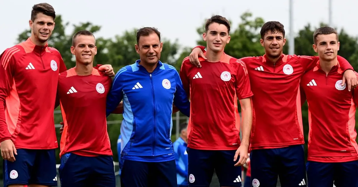 Ο Σωτήρης Συλαϊδόπουλος πανηγυρίζει τρόπαιο με τους νέους του Ολυμπιακού