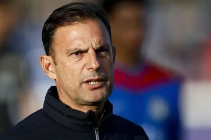 Ο Σωτήρης Συλαϊδόπουλος δίνει οδηγίες από τον πάγκο της Ρίο Άβε με ανήσυχο ύφος