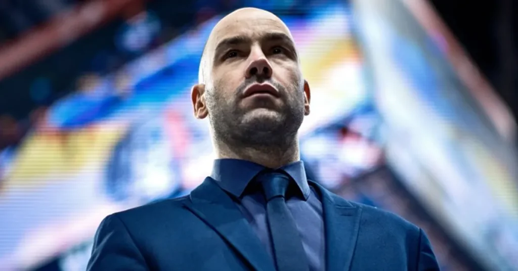 Ο Βασίλης Σπανούλης δίνει έντονες οδηγίες στους παίκτες της Μονακό κατά τη διάρκεια τάιμ άουτ