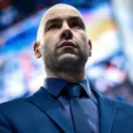 Ο Βασίλης Σπανούλης δίνει έντονες οδηγίες στους παίκτες της Μονακό κατά τη διάρκεια τάιμ άουτ